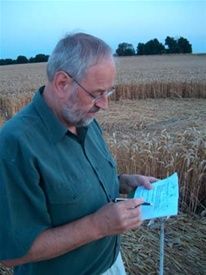Ole Henningsen i gang med registreringen af en aftegning i en hvedemark syd for Nakskov i juli 2003.
Foto: Ole Henningsen