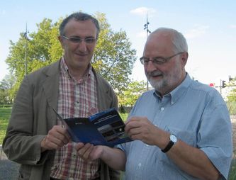 Xavier Passot og Ole Henningsen studerer GEIPAN’s informationsbrochure. Sidste nye udgave kan downloades fra GEIPAN’s hjemmeside.
Foto: Ole Henningsen
